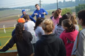 A Turminha da Reciclagem realiza atividade com alunos do Vozes do Corpo