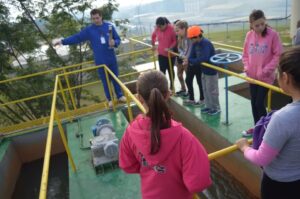 A Turminha da Reciclagem realiza atividade com alunos do Vozes do Corpo