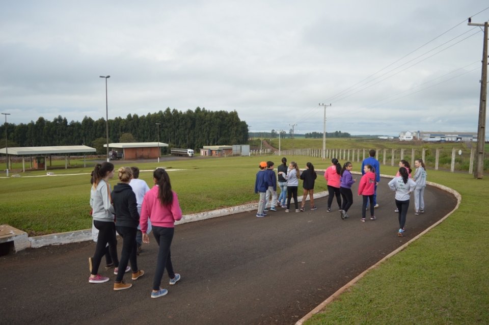 A Turminha da Reciclagem realiza atividade com alunos do Vozes do Corpo