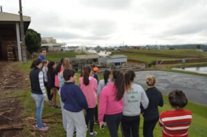 A Turminha da Reciclagem realiza atividade com alunos do Vozes do Corpo