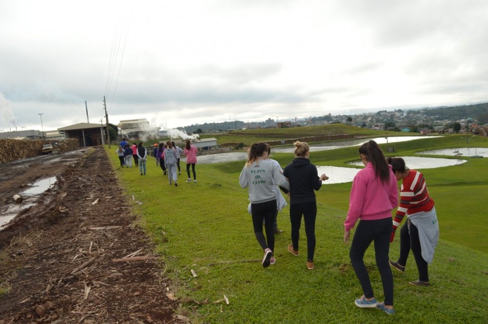 A Turminha da Reciclagem realiza atividade com alunos do Vozes do Corpo
