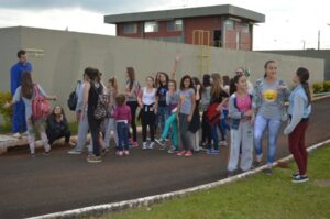 A Turminha da Reciclagem realiza atividade com alunos do Vozes do Corpo