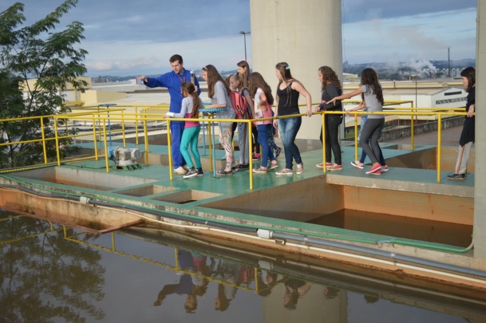 A Turminha da Reciclagem realiza atividade com alunos do Vozes do Corpo