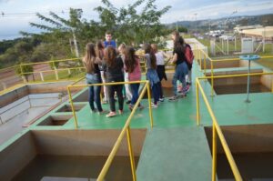 A Turminha da Reciclagem realiza atividade com alunos do Vozes do Corpo