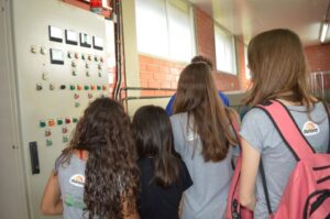 A Turminha da Reciclagem realiza atividade com alunos do Vozes do Corpo