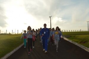 A Turminha da Reciclagem realiza atividade com alunos do Vozes do Corpo