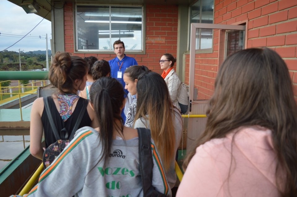 A Turminha da Reciclagem realiza atividade com alunos do Vozes do Corpo