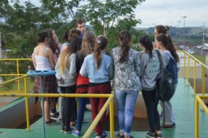 A Turminha da Reciclagem realiza atividade com alunos do Vozes do Corpo