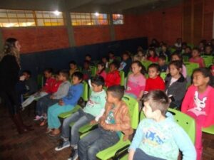 ALUNOS APRENDEM COM A TURMINHA DA RECICLAGEM-RS A IMPORTÂNCIA DE CUIDAR DA NATUREZA