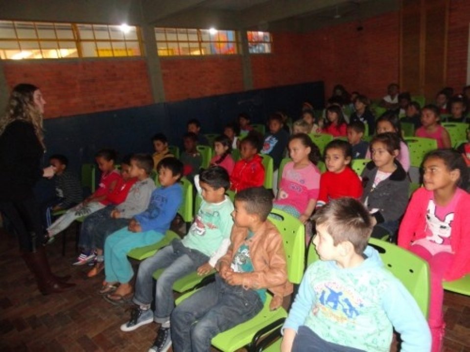 ALUNOS APRENDEM COM A TURMINHA DA RECICLAGEM-RS A IMPORTÂNCIA DE CUIDAR DA NATUREZA