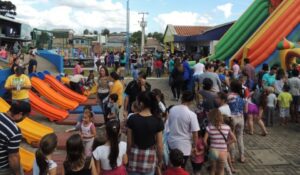 Programas da FALB participam de comemorações do dia da Família na escola