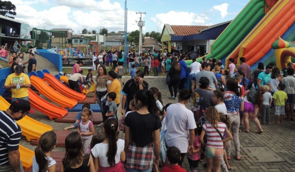 Programas da FALB participam de comemorações do dia da Família na escola
