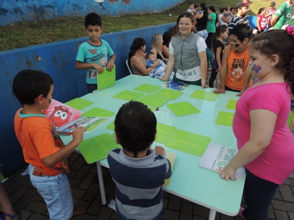 Programas da FALB participam de comemorações do dia da Família na escola