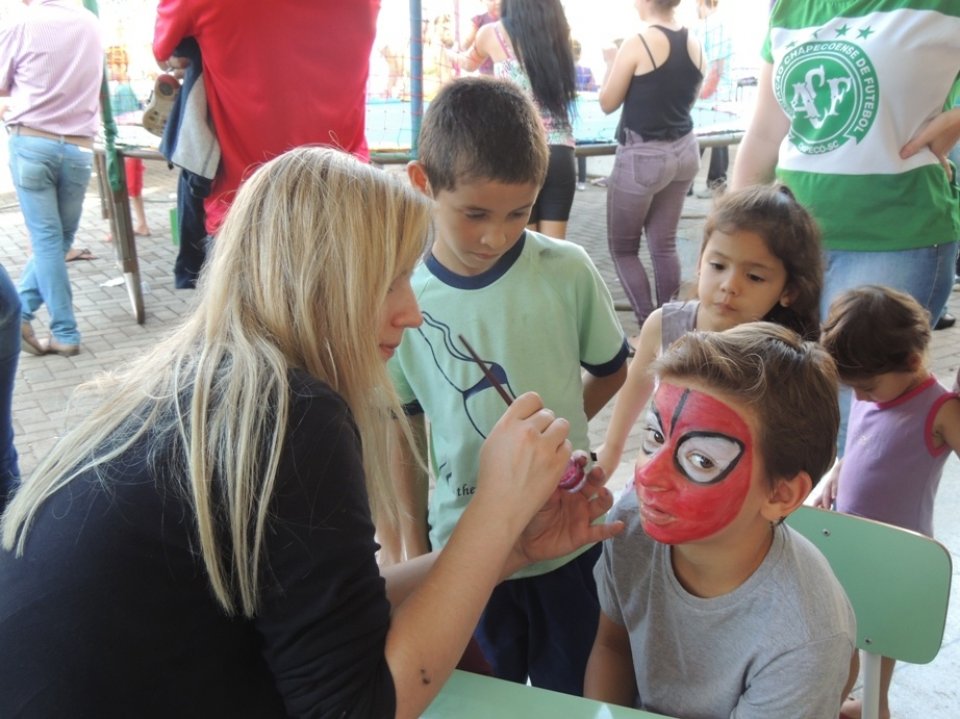 Programas da FALB participam de comemorações do dia da Família na escola