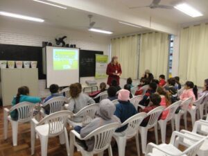 A Turminha da Reciclagem ensina alunos a fazer a seleção dos resíduos