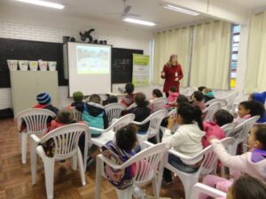 A Turminha da Reciclagem ensina alunos a fazer a seleção dos resíduos