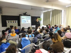 A Turminha da Reciclagem ensina alunos a fazer a seleção dos resíduos