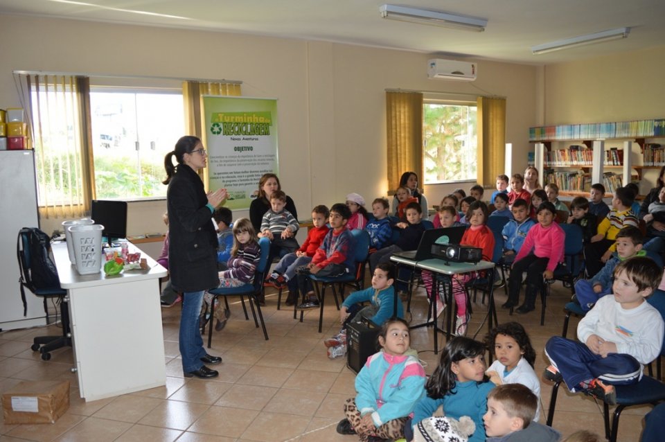 A Turminha da Reciclagem visita várias escolas no final de maio