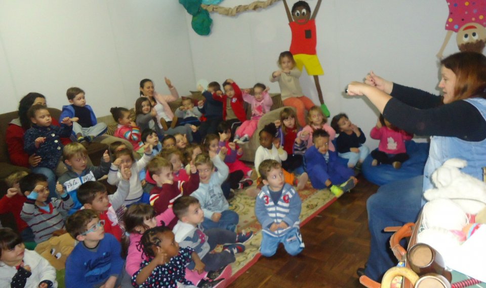 Roda de Leitura visita escolas em maio