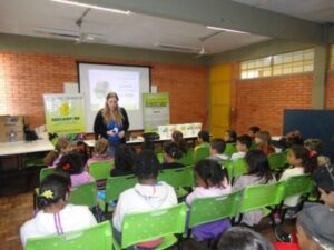 ALUNOS APRENDEM COM A TURMINHA DA RECICLAGEM-RS A IMPORTÂNCIA DE CUIDAR DA NATUREZA