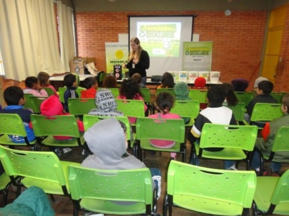ALUNOS APRENDEM COM A TURMINHA DA RECICLAGEM-RS A IMPORTÂNCIA DE CUIDAR DA NATUREZA