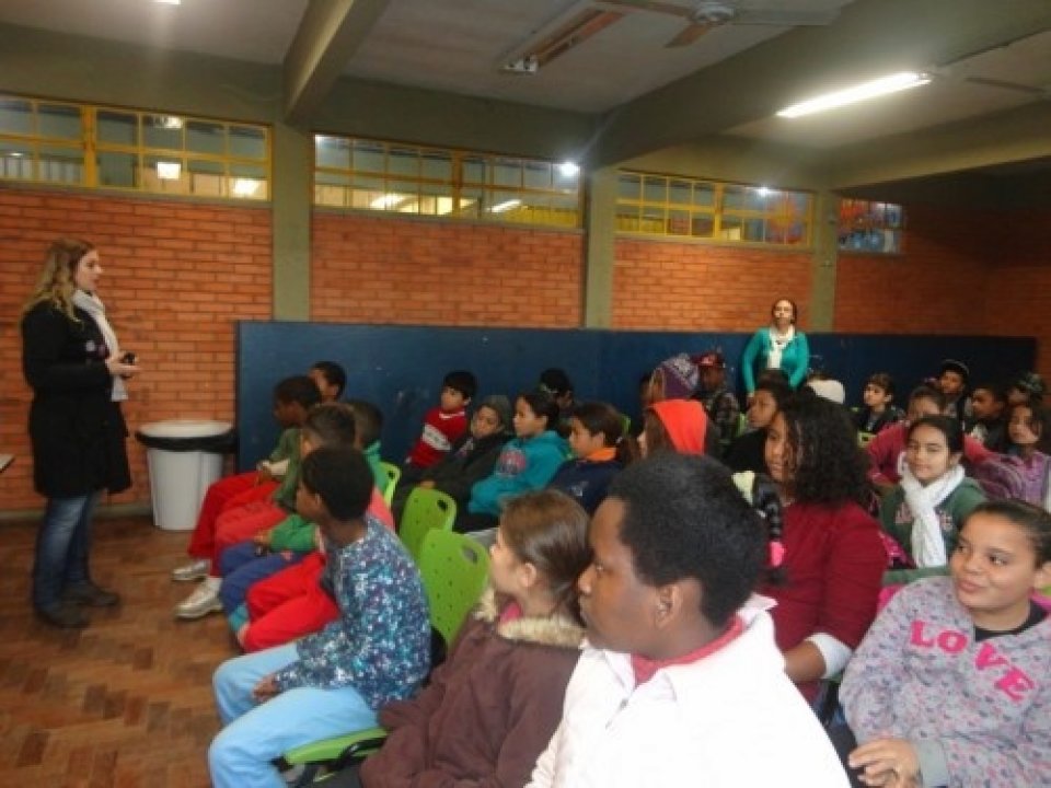 ALUNOS APRENDEM COM A TURMINHA DA RECICLAGEM-RS A IMPORTÂNCIA DE CUIDAR DA NATUREZA