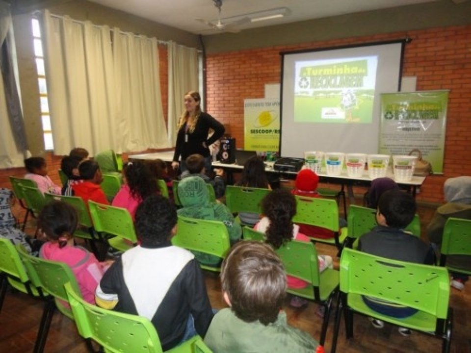 ALUNOS APRENDEM COM A TURMINHA DA RECICLAGEM-RS A IMPORTÂNCIA DE CUIDAR DA NATUREZA