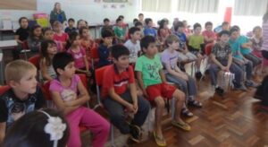 RODA DE LEITURA E CONTAÇÃO DE HISTÓRIA LEVAM CULTURA E ENTRETENIMENTO AOS OUVINTES