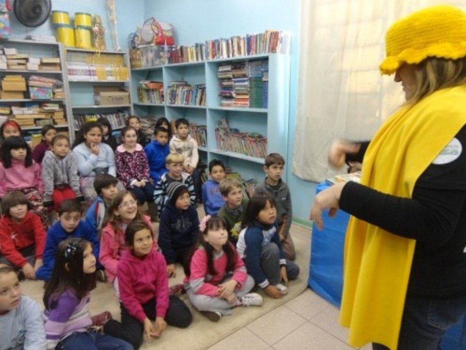 RODA DE LEITURA E CONTAÇÃO DE HISTÓRIA LEVAM CULTURA E ENTRETENIMENTO AOS OUVINTES