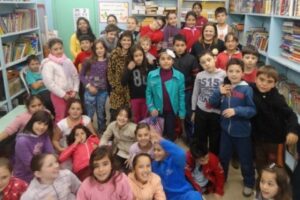 RODA DE LEITURA E CONTAÇÃO DE HISTÓRIA LEVAM CULTURA E ENTRETENIMENTO AOS OUVINTES