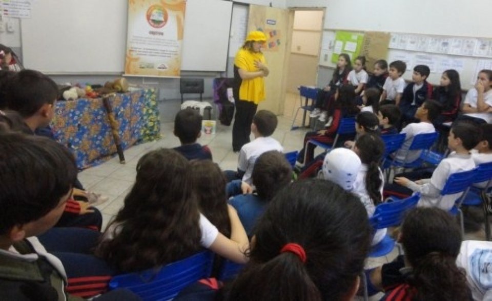 RODA DE LEITURA E CONTAÇÃO DE HISTÓRIA LEVAM CULTURA E ENTRETENIMENTO AOS OUVINTES