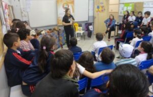 RODA DE LEITURA E CONTAÇÃO DE HISTÓRIA LEVAM CULTURA E ENTRETENIMENTO AOS OUVINTES