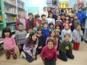 RODA DE LEITURA E CONTAÇÃO DE HISTÓRIA LEVAM CULTURA E ENTRETENIMENTO AOS OUVINTES