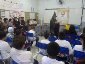 RODA DE LEITURA E CONTAÇÃO DE HISTÓRIA LEVAM CULTURA E ENTRETENIMENTO AOS OUVINTES