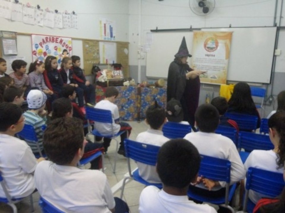 RODA DE LEITURA E CONTAÇÃO DE HISTÓRIA LEVAM CULTURA E ENTRETENIMENTO AOS OUVINTES