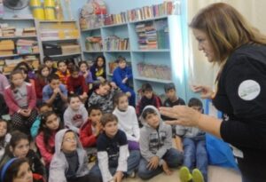 RODA DE LEITURA E CONTAÇÃO DE HISTÓRIA LEVAM CULTURA E ENTRETENIMENTO AOS OUVINTES