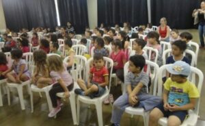 A TURMINHA DA RECICLAGEM AJUDA A PLANTAR SEMENTES COM ALUNOS