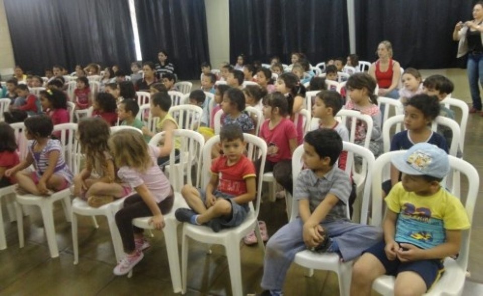 A TURMINHA DA RECICLAGEM AJUDA A PLANTAR SEMENTES COM ALUNOS