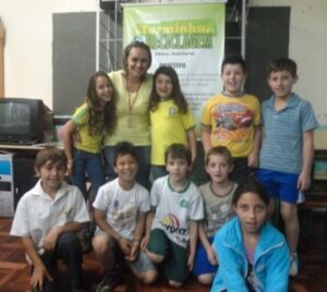 A TURMINHA DA RECICLAGEM AJUDA A PLANTAR SEMENTES COM ALUNOS