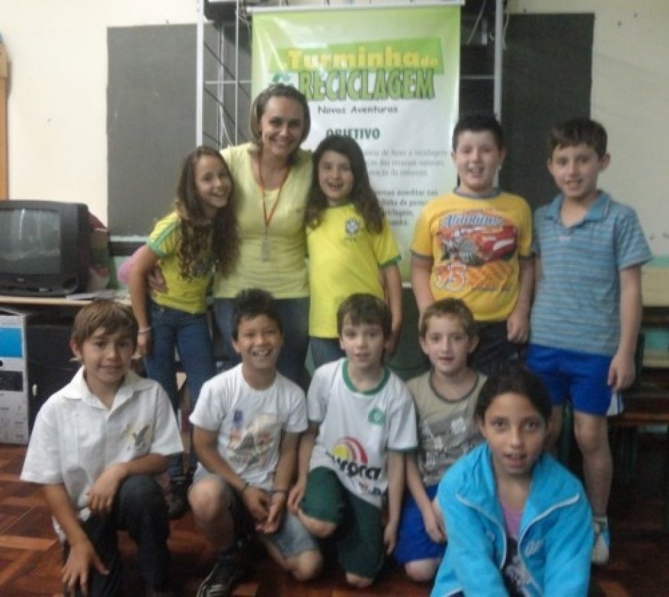 A TURMINHA DA RECICLAGEM AJUDA A PLANTAR SEMENTES COM ALUNOS