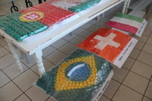 A TURMINHA DA RECICLAGEM AJUDA A PLANTAR SEMENTES COM ALUNOS