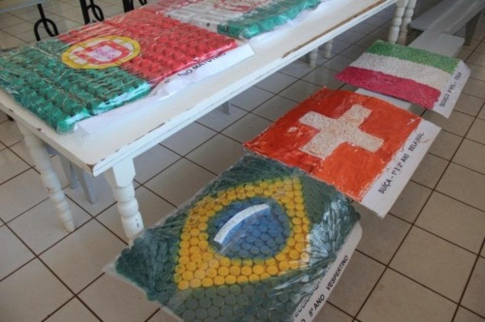 A TURMINHA DA RECICLAGEM AJUDA A PLANTAR SEMENTES COM ALUNOS