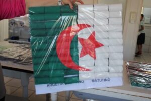 A TURMINHA DA RECICLAGEM AJUDA A PLANTAR SEMENTES COM ALUNOS