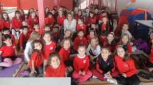 A TURMINHA DA RECICLAGEM AJUDA A PLANTAR SEMENTES COM ALUNOS