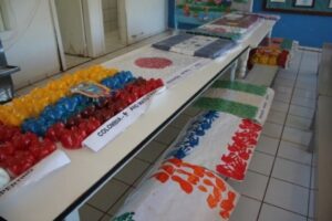 A TURMINHA DA RECICLAGEM AJUDA A PLANTAR SEMENTES COM ALUNOS