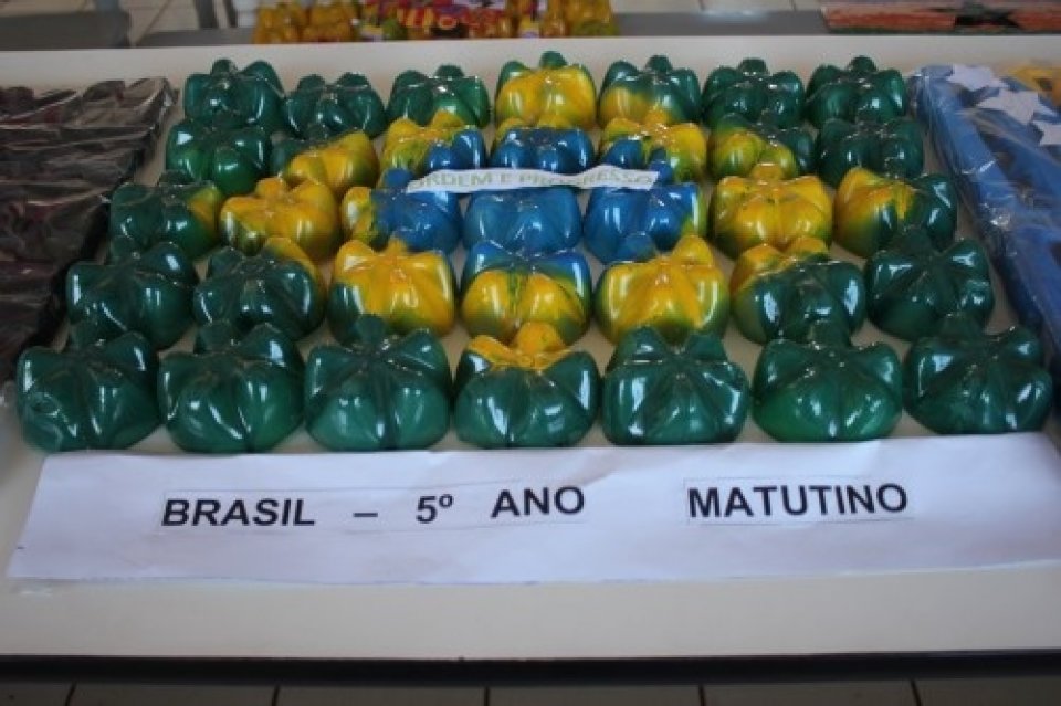 A TURMINHA DA RECICLAGEM AJUDA A PLANTAR SEMENTES COM ALUNOS