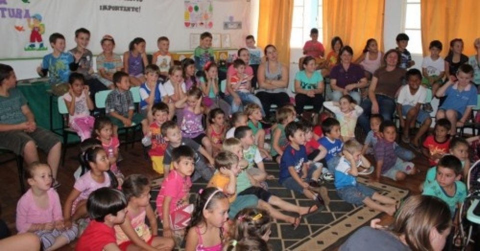 A TURMINHA DA RECICLAGEM AJUDA A PLANTAR SEMENTES COM ALUNOS