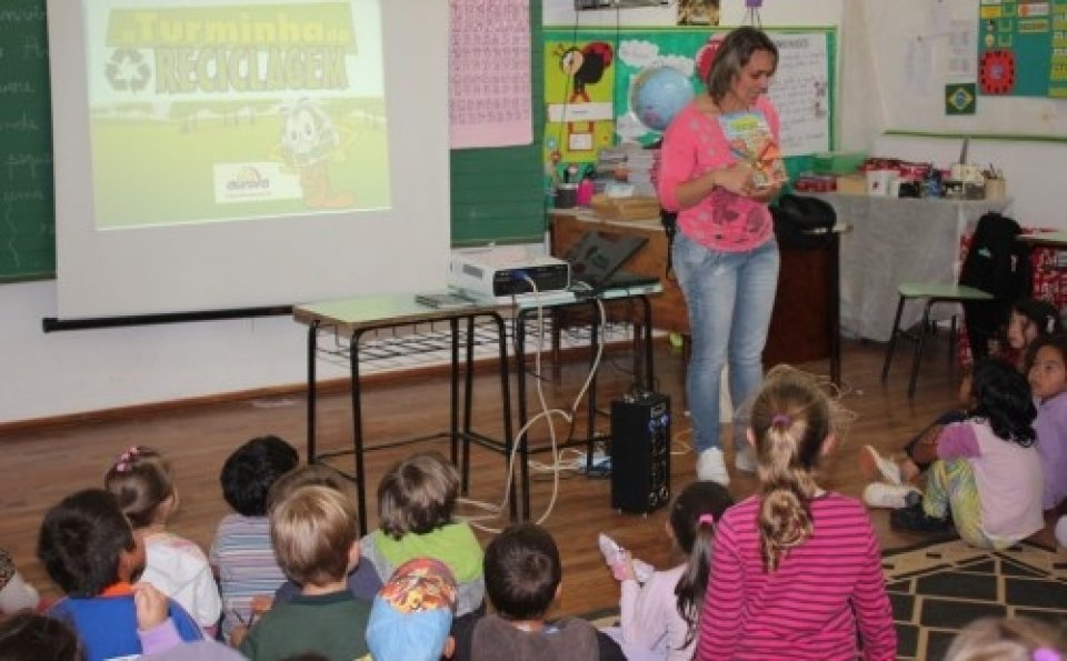 A TURMINHA DA RECICLAGEM AJUDA A PLANTAR SEMENTES COM ALUNOS