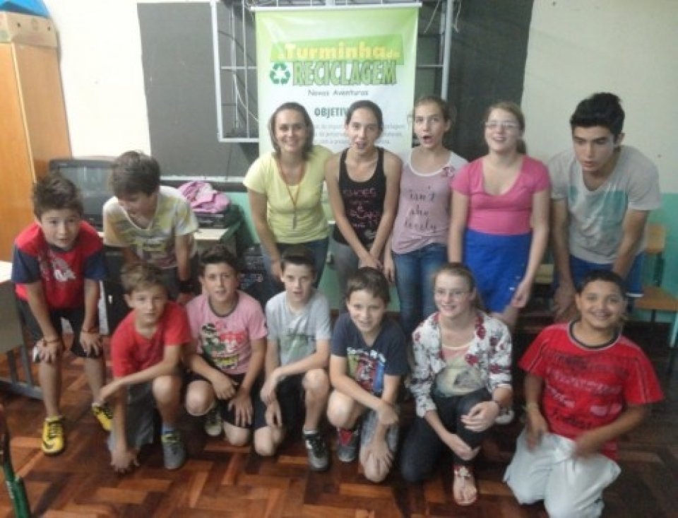A TURMINHA DA RECICLAGEM AJUDA A PLANTAR SEMENTES COM ALUNOS