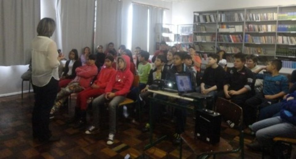 A TURMINHA DA RECICLAGEM AJUDA A PLANTAR SEMENTES COM ALUNOS